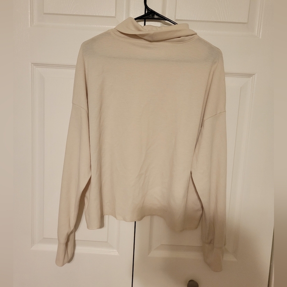 American Eagle Thermal Waffle Knit Cropped Turtleneck Shirt Cream Size Medium - Picture 4 of 5
